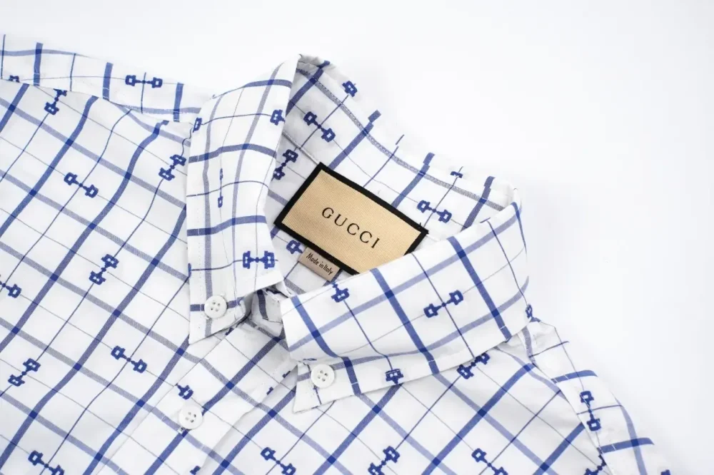 GU Short-Sleeved Shirt With Horsebit Print In White - Image 5