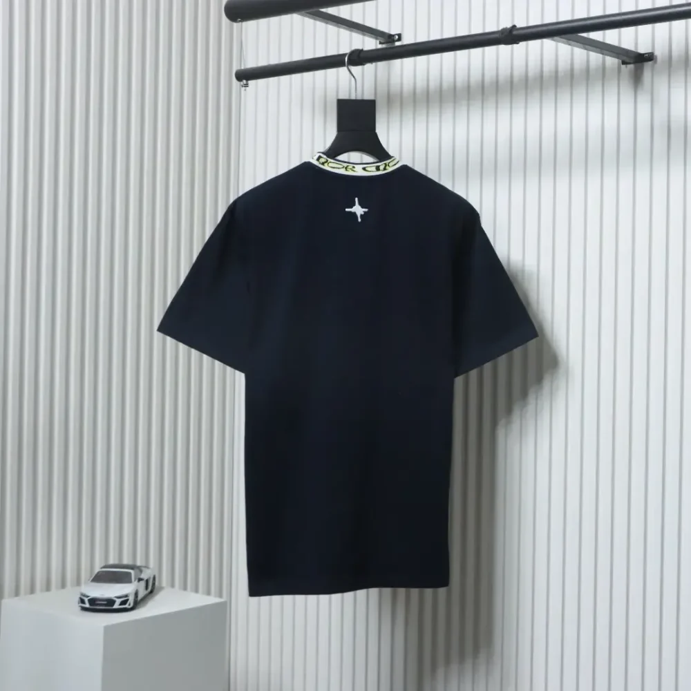 DI T-Shirt With Jacquard Webbing And Lettering At The Neckline - Image 12