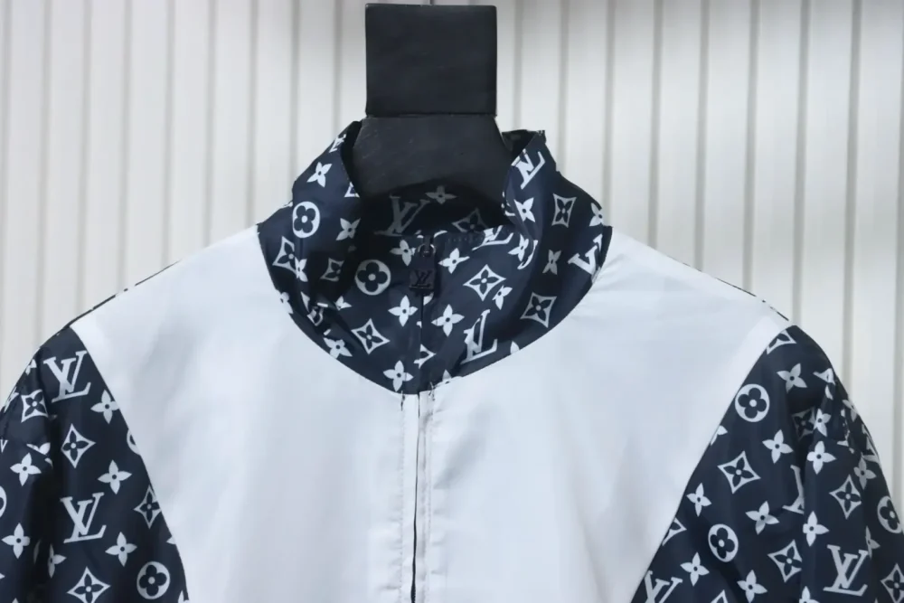 LU Trench Coat With Monochrome Print - Image 3