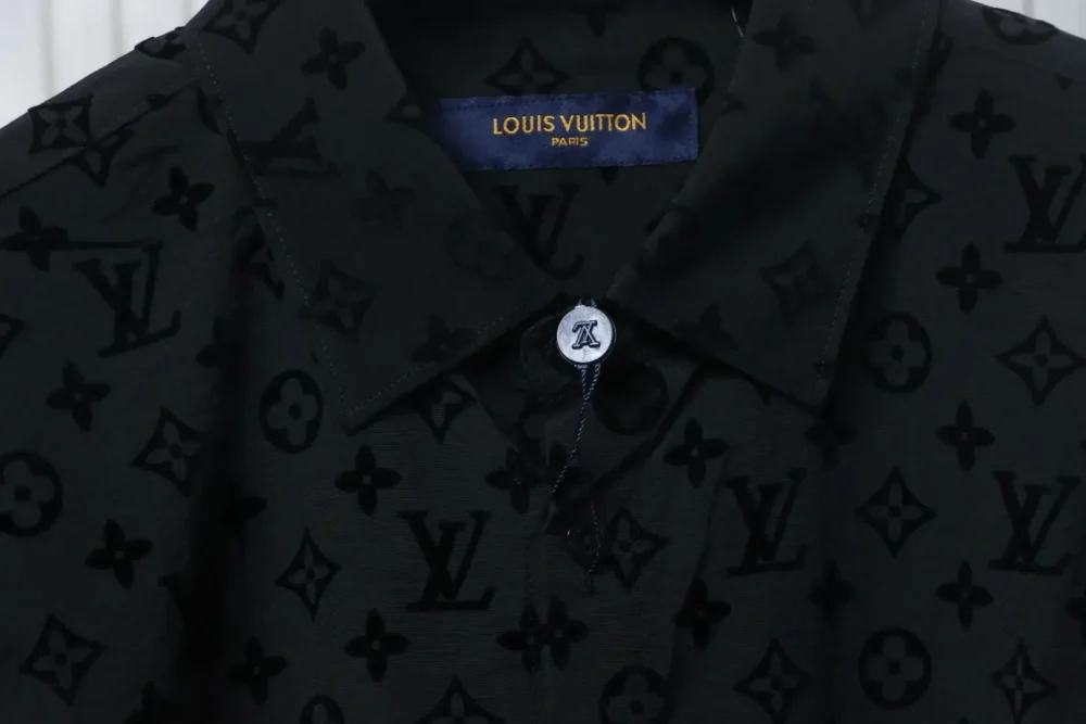 LU Trench Coat With Monochrome Print Black - Image 7
