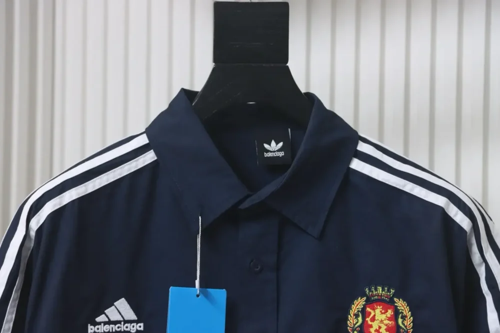 Balenciaga Manchester United Logo besticktes Bandhemd - Image 3