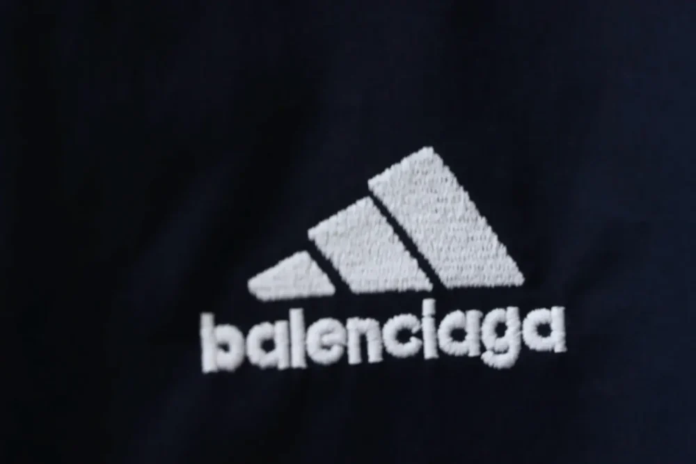Balenciaga Manchester United Logo besticktes Bandhemd - Image 5