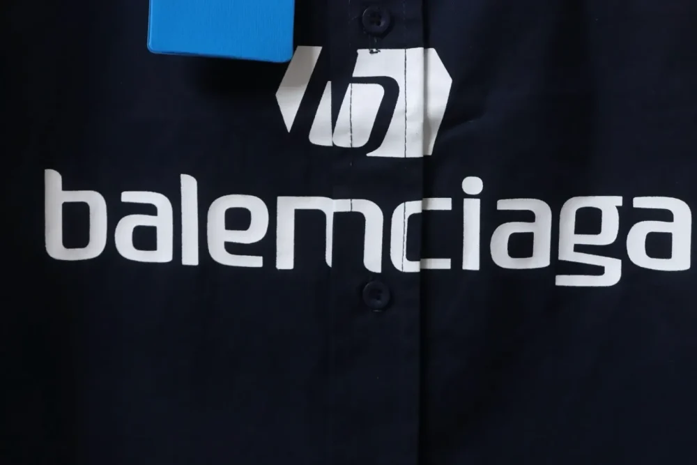 Balenciaga Manchester United Logo besticktes Bandhemd - Image 6