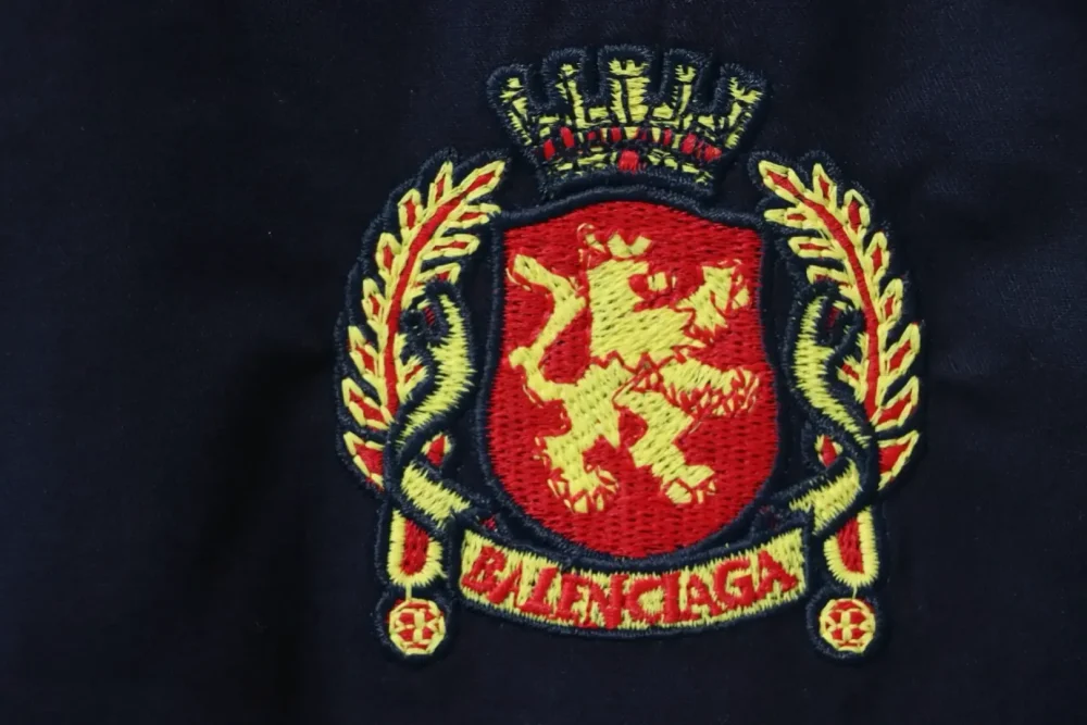 Balenciaga Manchester United Logo besticktes Bandhemd - Image 7
