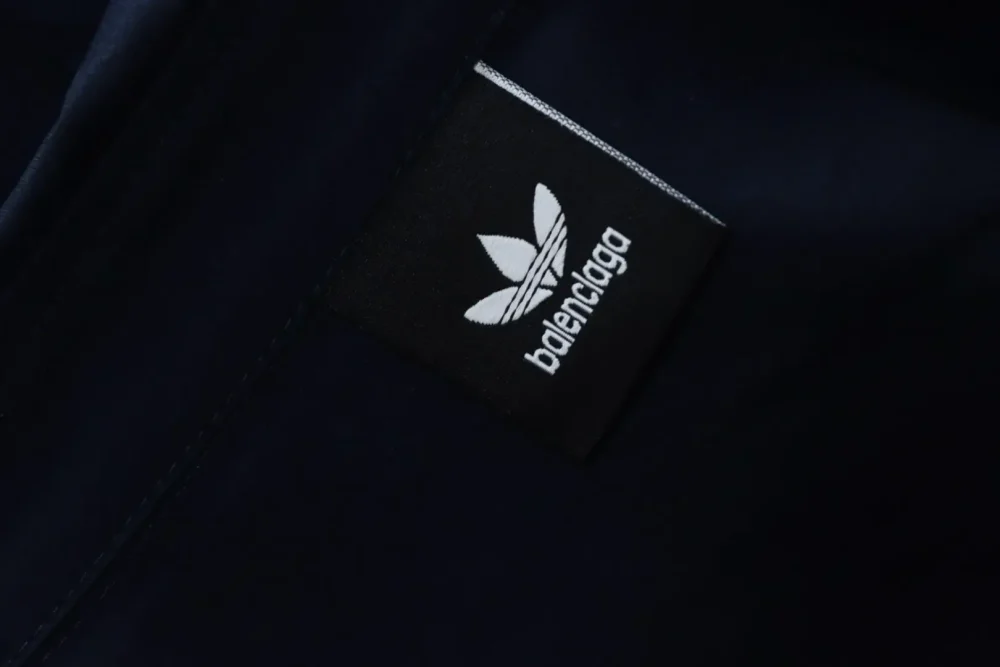 Balenciaga Manchester United Logo besticktes Bandhemd - Image 9