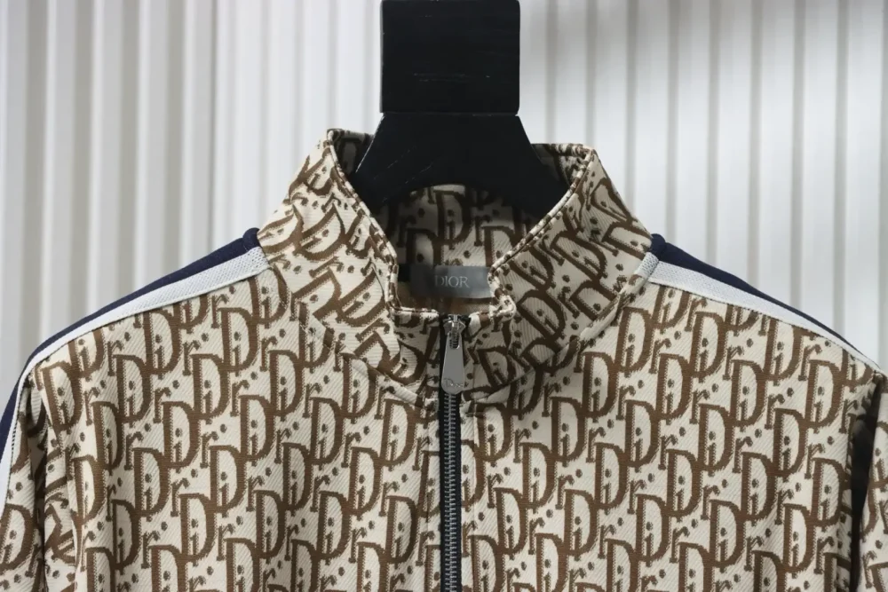 DI Jacket Made Of Full-Length Jacquard Side Fabric - Image 3