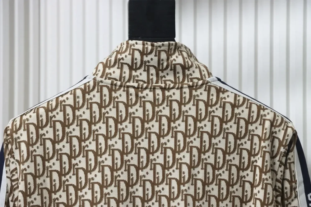 DI Jacket Made Of Full-Length Jacquard Side Fabric - Image 4