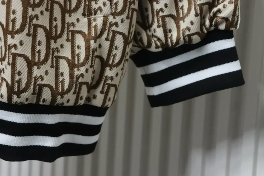 DI Jacket Made Of Full-Length Jacquard Side Fabric - Image 5
