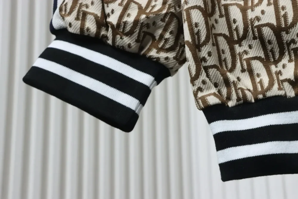 DI Jacket Made Of Full-Length Jacquard Side Fabric - Image 8