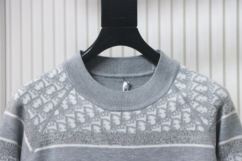 DI Slanted Double-Sided Round Neck In Cashmere With Jacquard Knit - Image 3