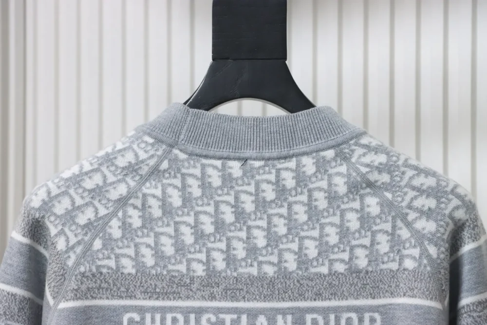DI Slanted Double-Sided Round Neck In Cashmere With Jacquard Knit - Image 4