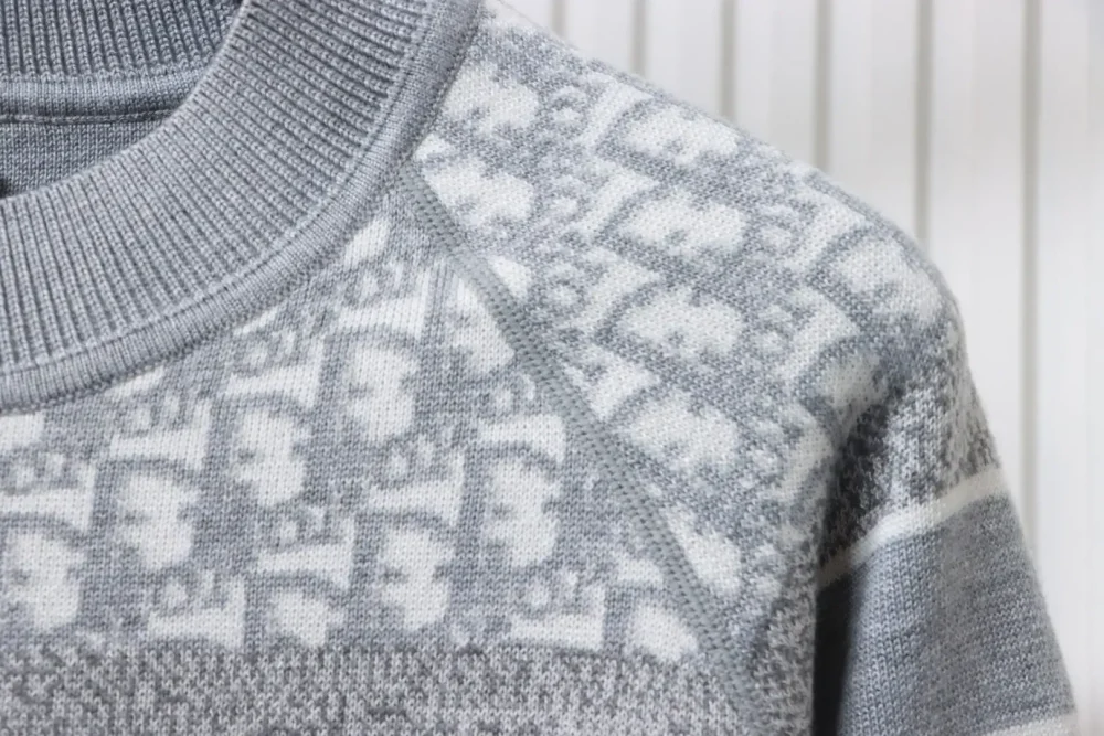 DI Slanted Double-Sided Round Neck In Cashmere With Jacquard Knit - Image 6