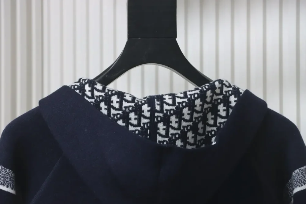 Diagonal Reversible Cashmere Jacket In Jacquard Knit - Image 4