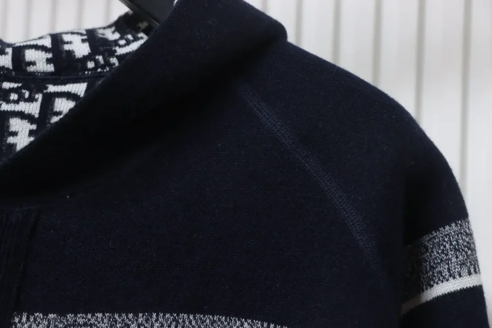 Diagonal Reversible Cashmere Jacket In Jacquard Knit - Image 6