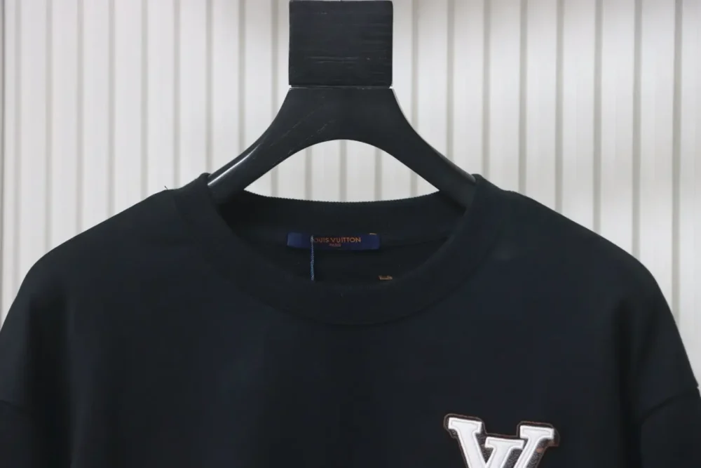 LU Crew neck sweatshirt with embroidered leather label and letters - Image 3