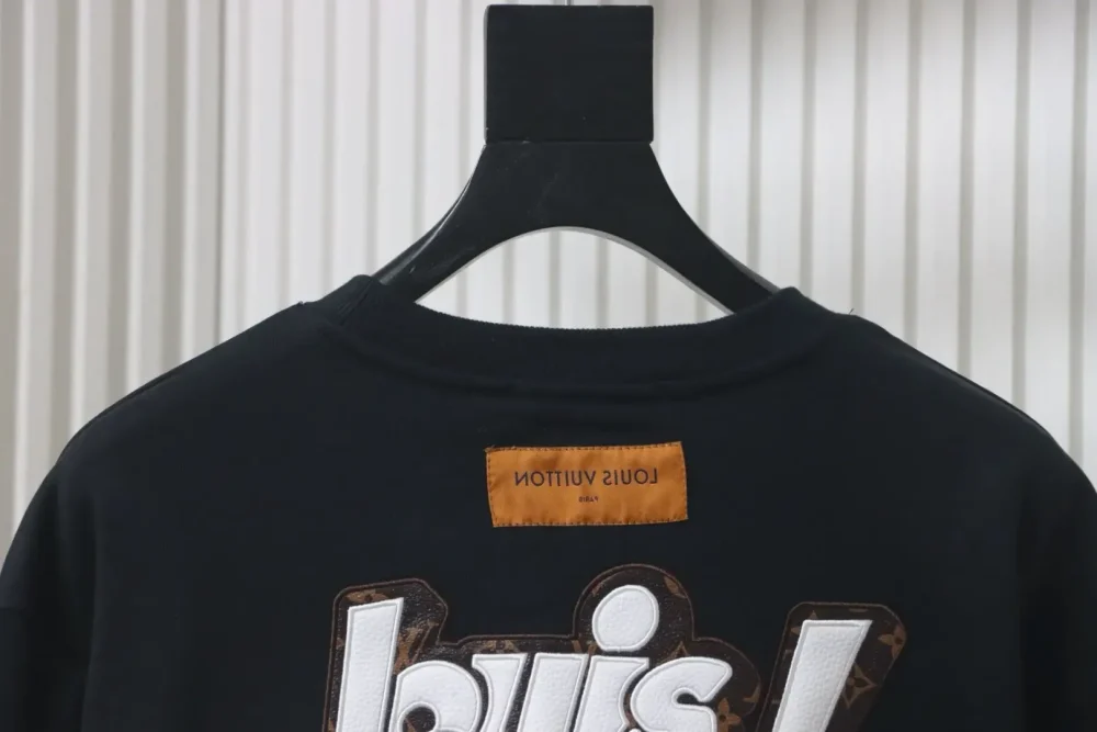 LU Crew neck sweatshirt with embroidered leather label and letters - Image 4