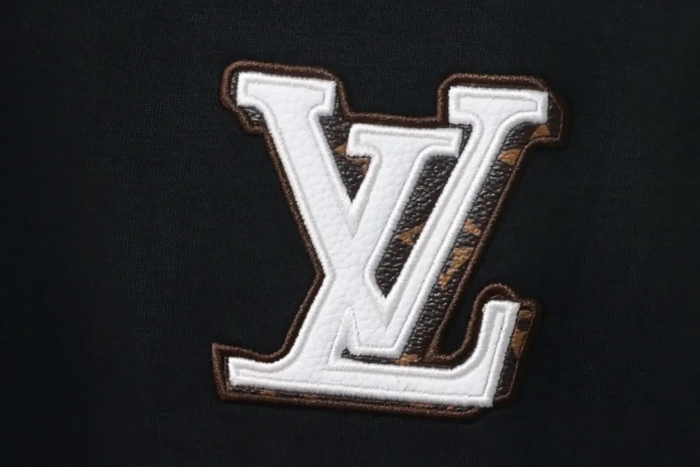 LU Crew neck sweatshirt with embroidered leather label and letters - Image 5