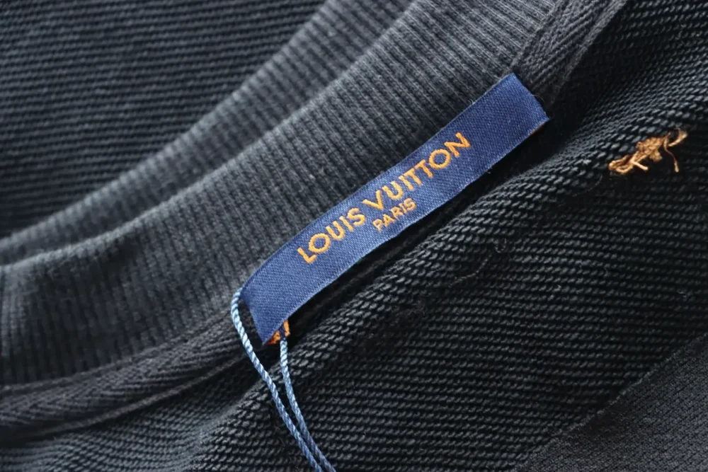 LU Crew neck sweatshirt with embroidered leather label and letters - Image 8