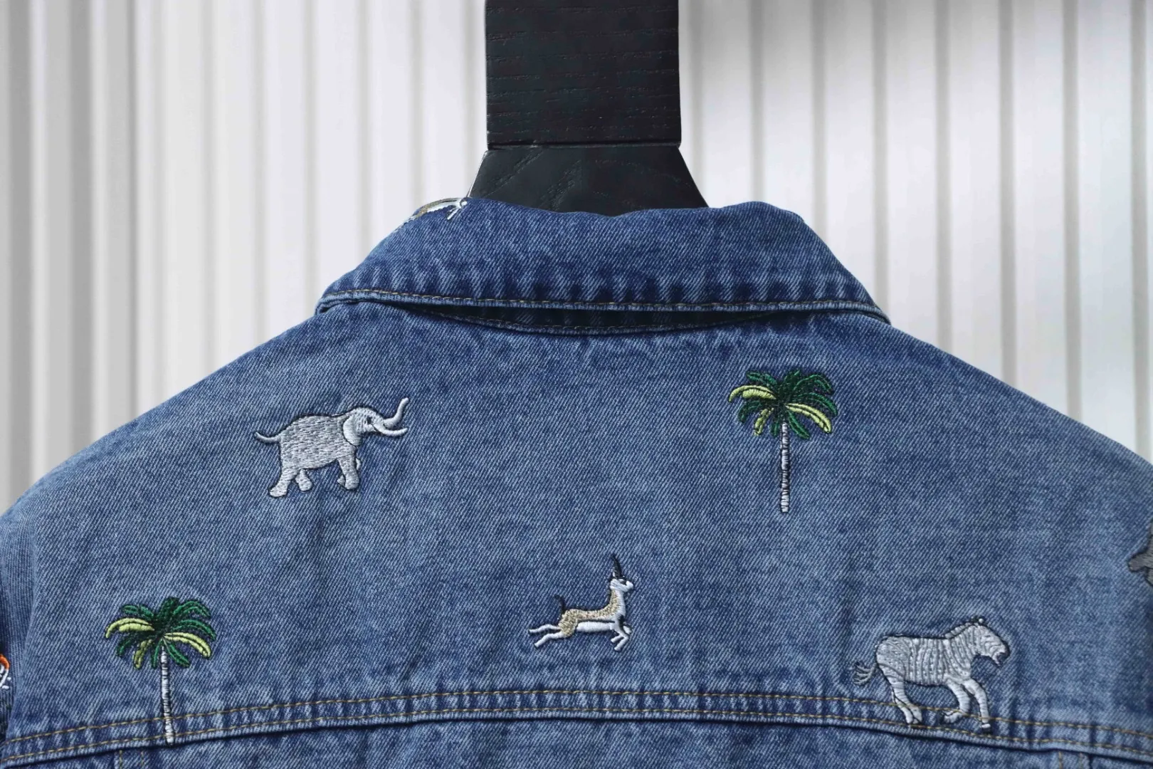 LU Denim Jacket With Animal Embroidery - Image 4