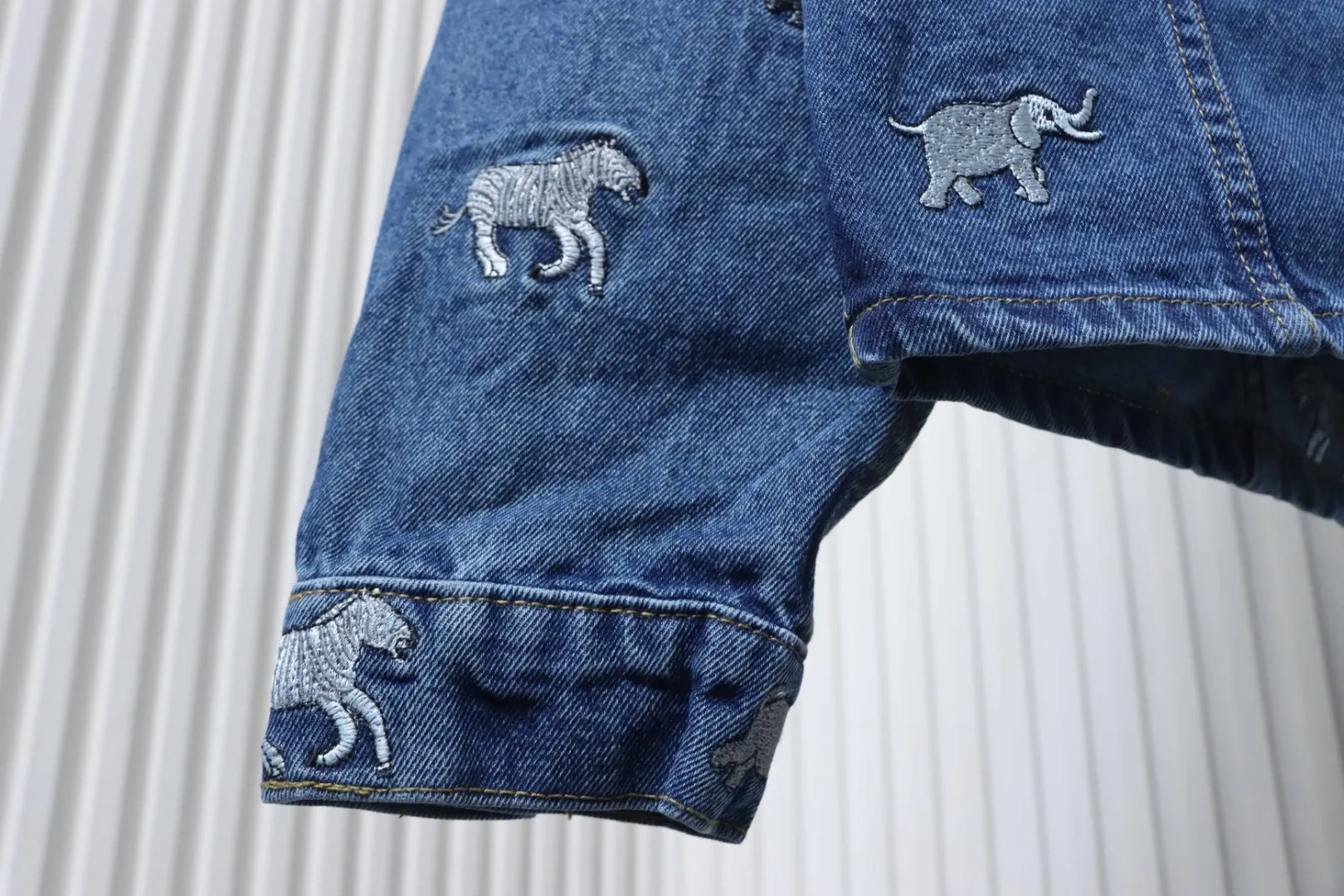 LU Denim Jacket With Animal Embroidery - Image 7