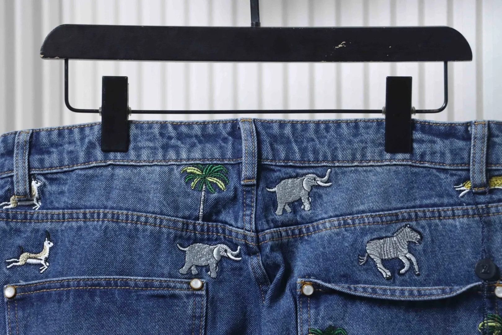 LU Jeans With Animal Embroidery - Image 4