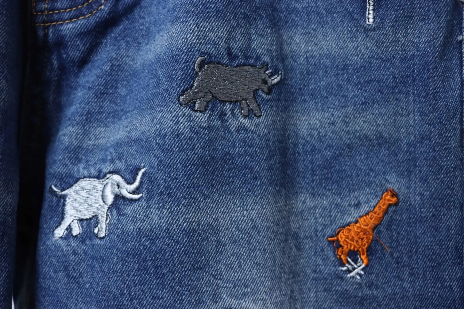 LU Jeans With Animal Embroidery - Image 8