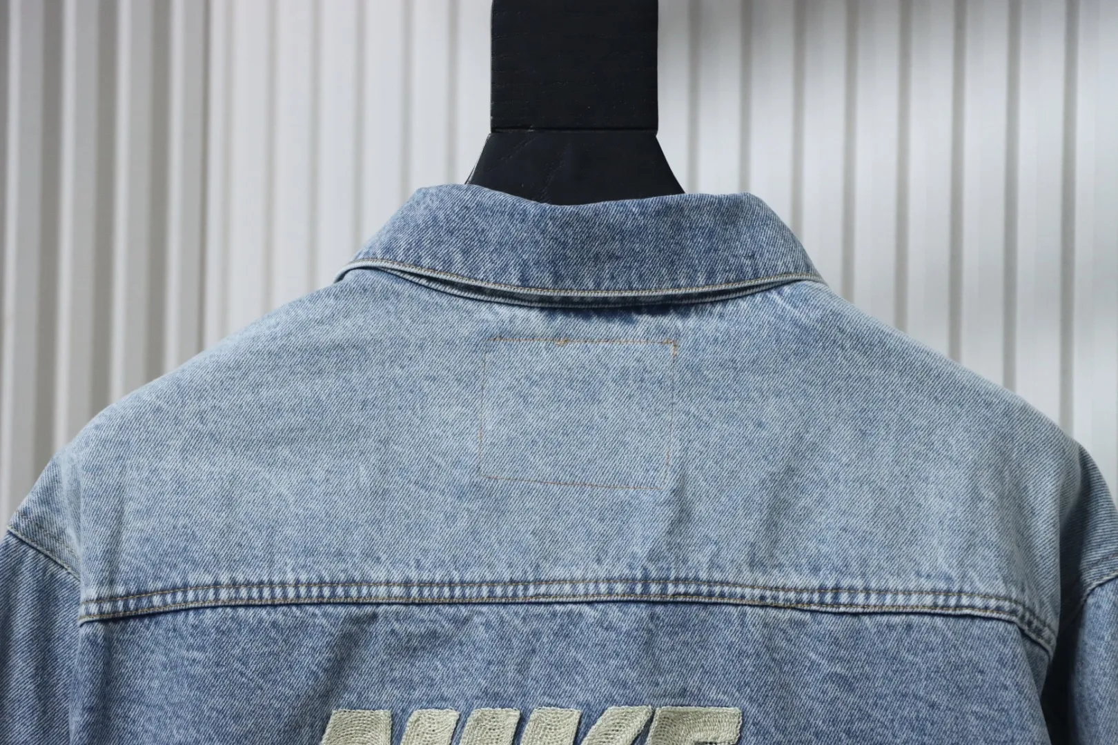 Levi’S X Nike Loose Casual Denim Jacket With Button And Double Pocket, Logo And Comfortable Lapel - Image 4