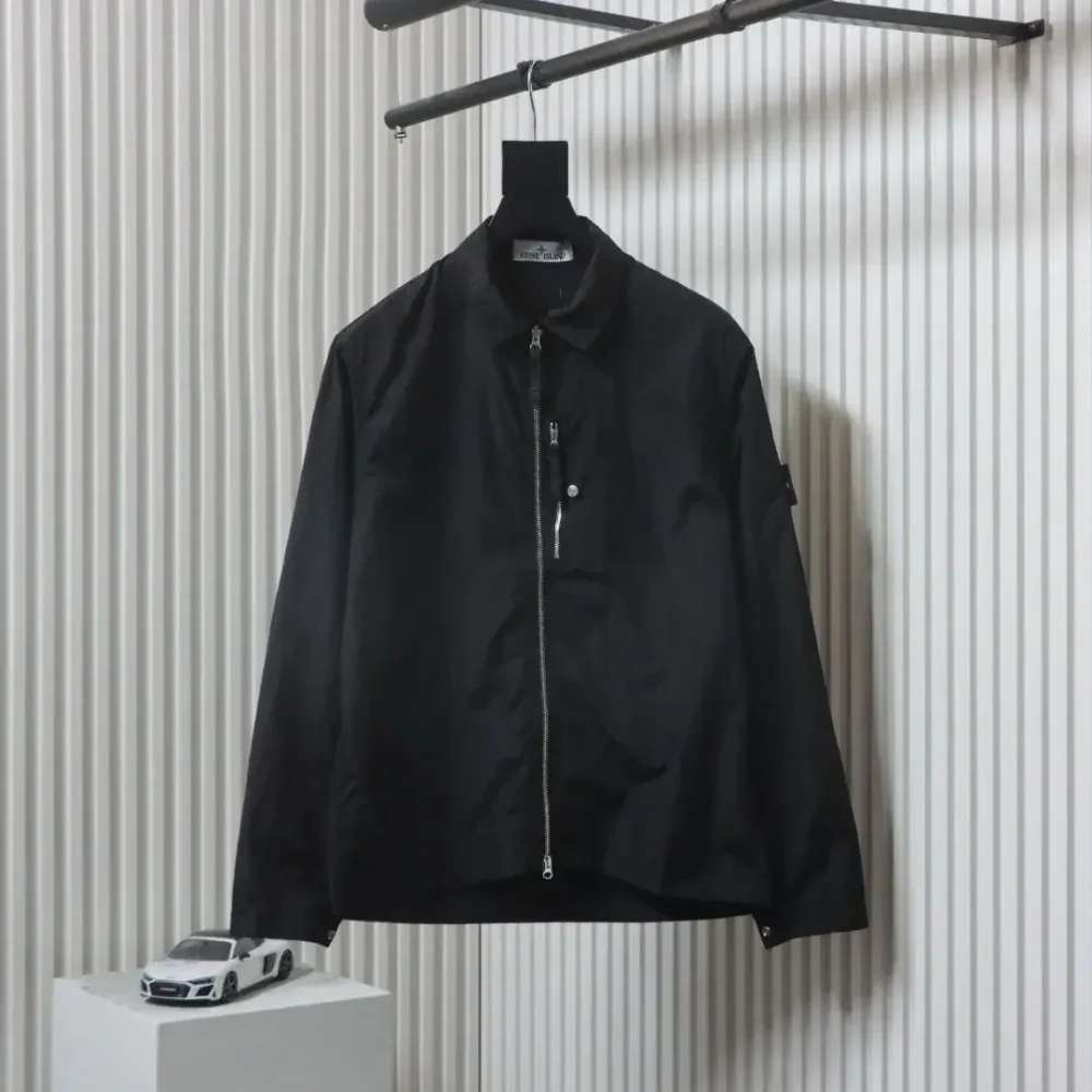 SI Plain jacket with logo patch on the lapel and one pocket as well as zip closure XXL