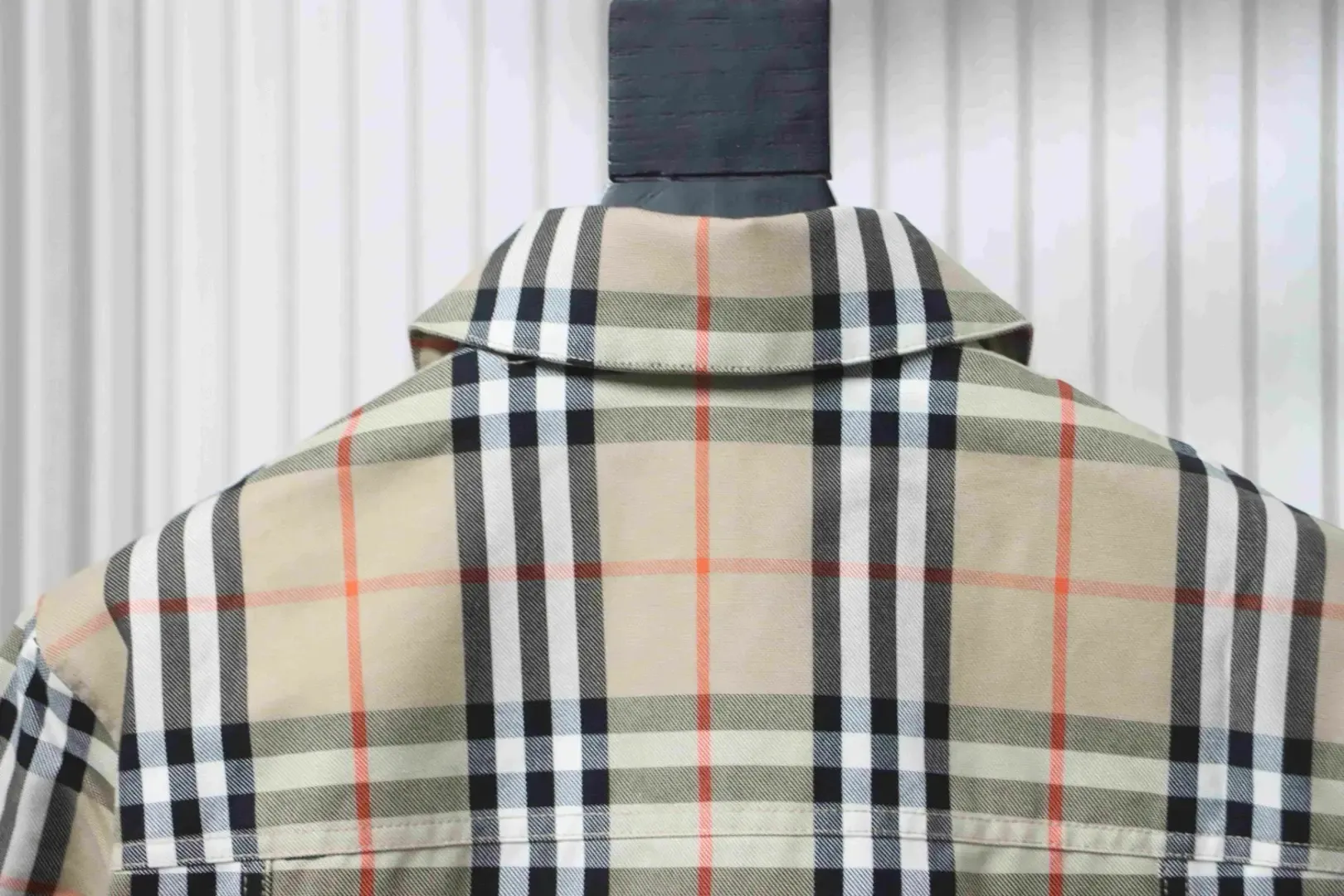 Checkered Jacket With Two Pockets - Image 4
