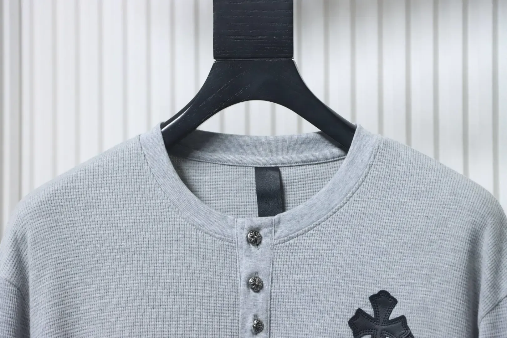 Long-Sleeved Leather Shirt With Waffle Texture And Cross Pattern - Image 3