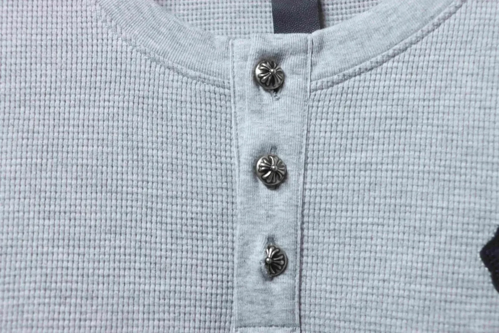 Long-Sleeved Leather Shirt With Waffle Texture And Cross Pattern - Image 5