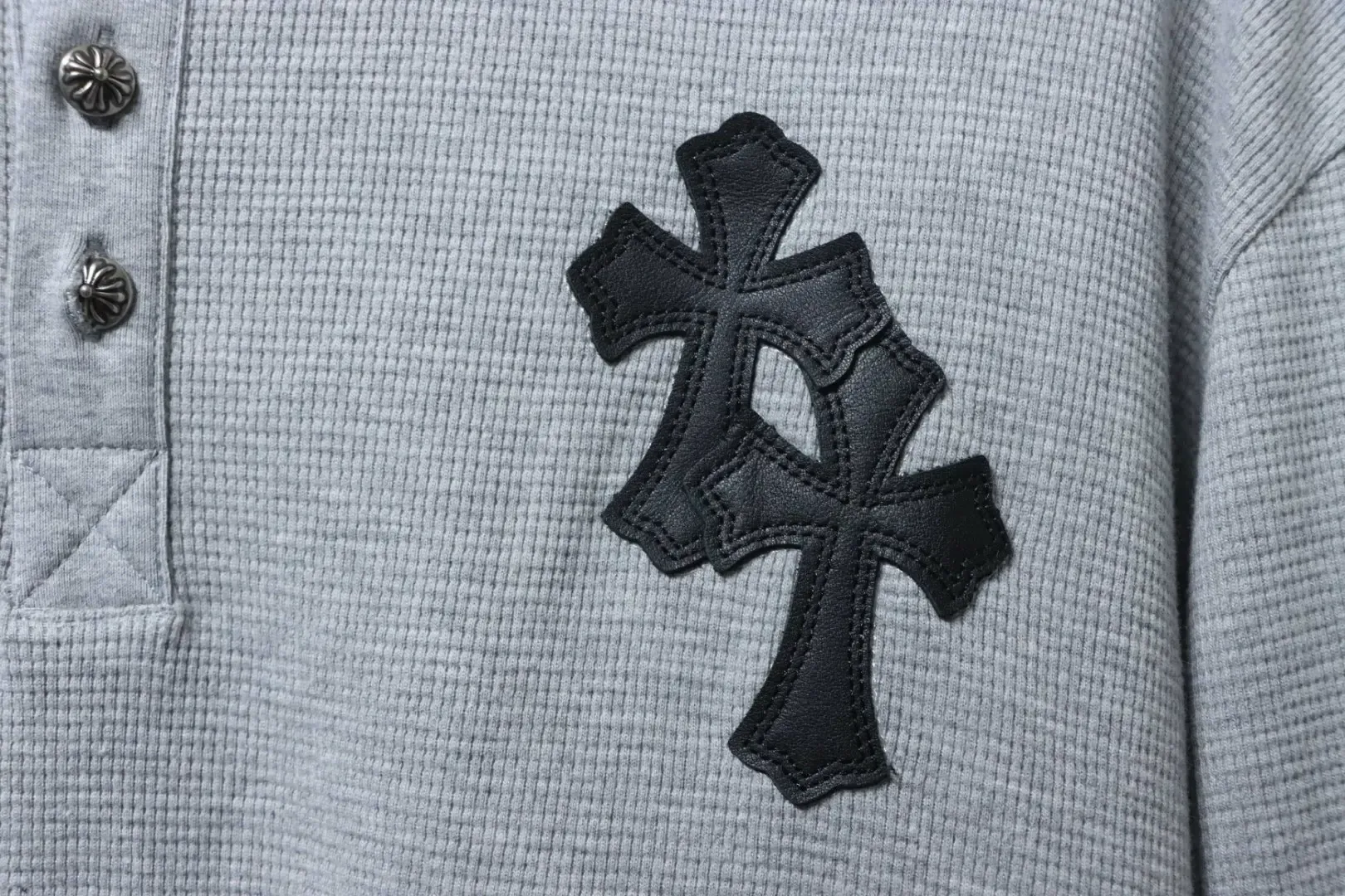 Long-Sleeved Leather Shirt With Waffle Texture And Cross Pattern - Image 7