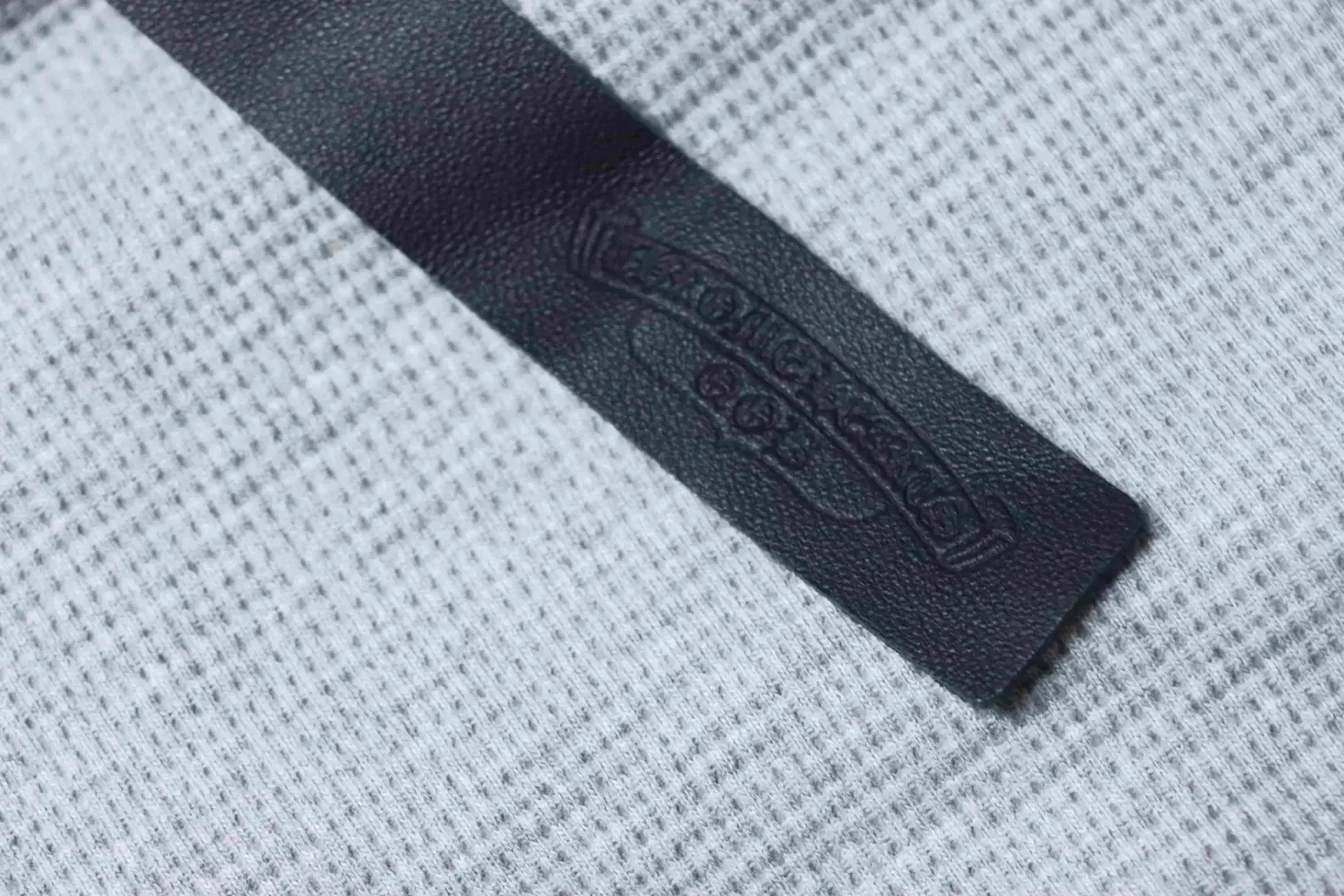 Long-Sleeved Leather Shirt With Waffle Texture And Cross Pattern - Image 9