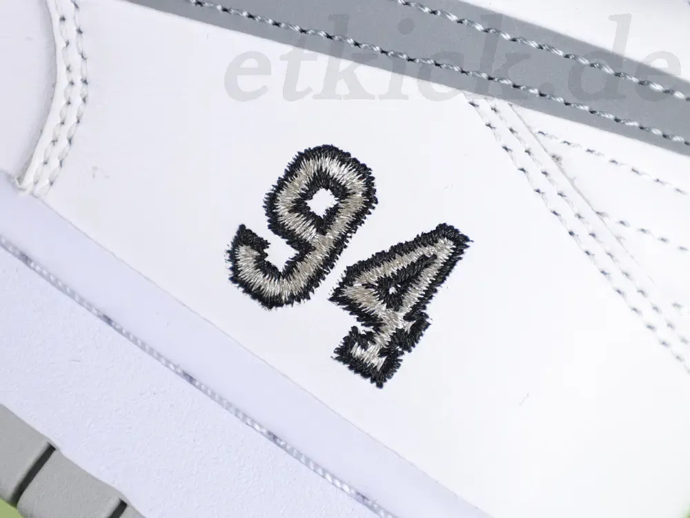 Dunk Low Supreme White Sneakers - Image 9