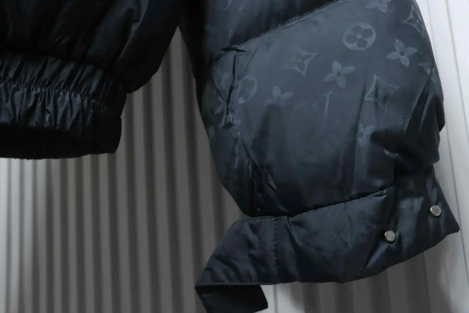 SKI Collection Dark Patterned Down Jacket With Hood And Sleeves - Image 5