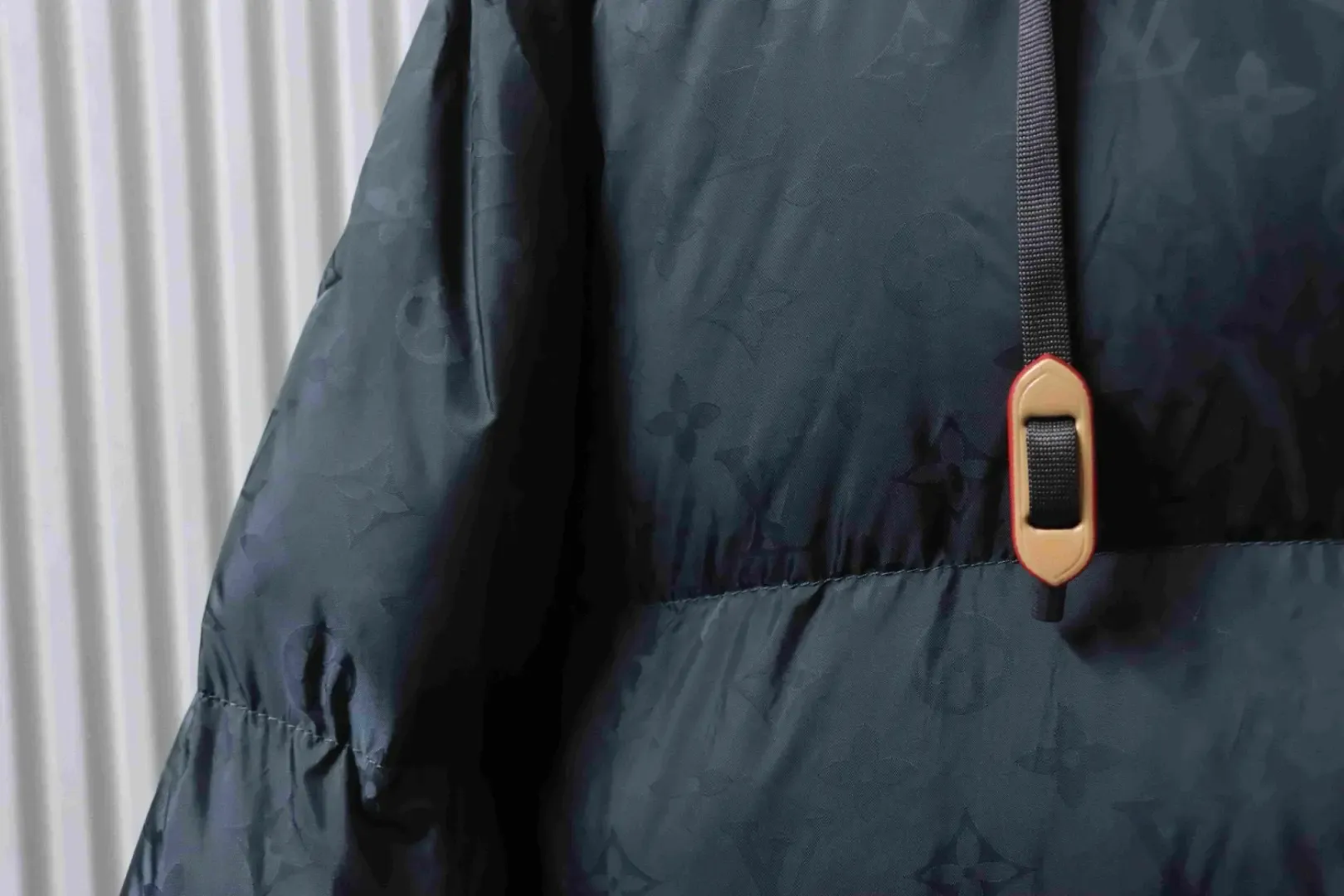 SKI Collection Dark Patterned Down Jacket With Hood And Sleeves - Image 6