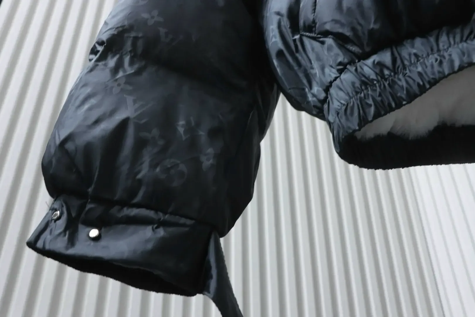 SKI Collection Dark Patterned Down Jacket With Hood And Sleeves - Image 7