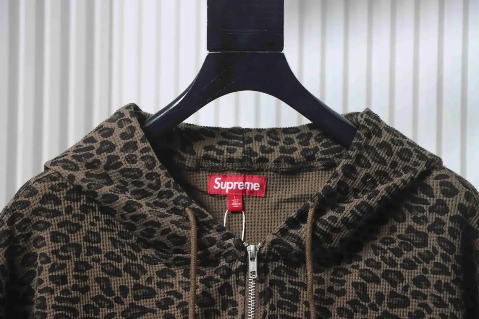 Thermal Jacket With Hood And Zipper Leopard Print Waffle Pique Fabric - Image 3