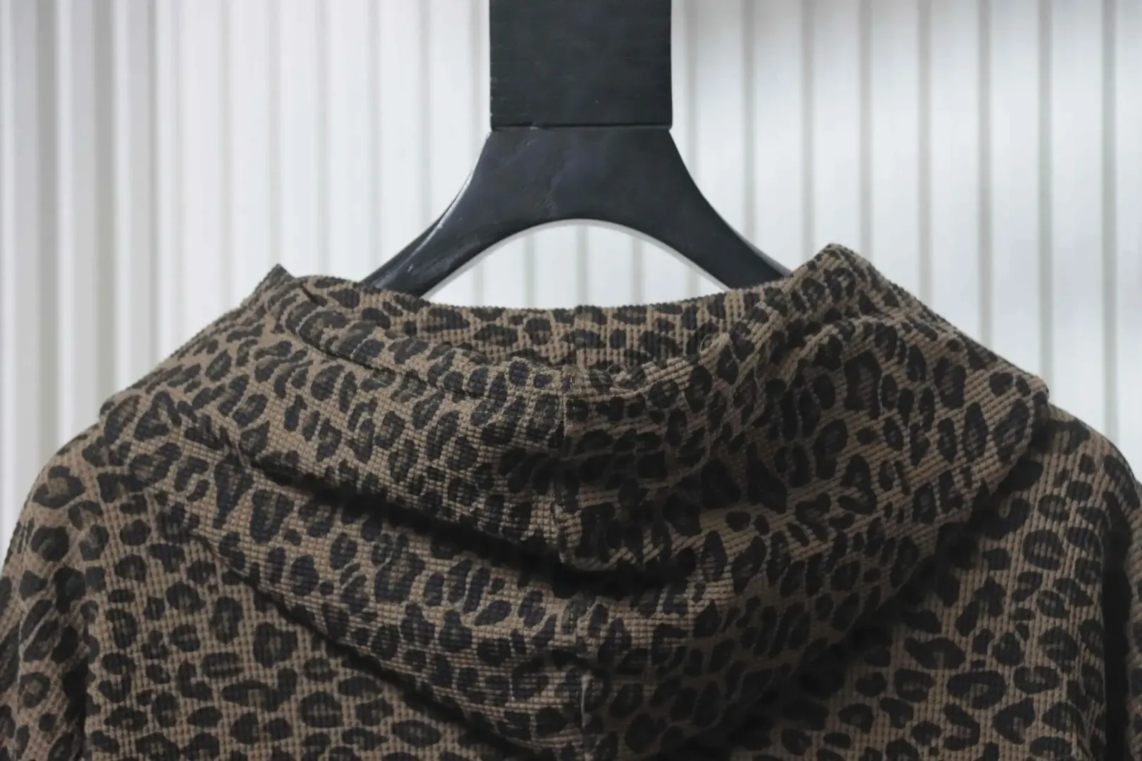 Thermal Jacket With Hood And Zipper Leopard Print Waffle Pique Fabric - Image 4