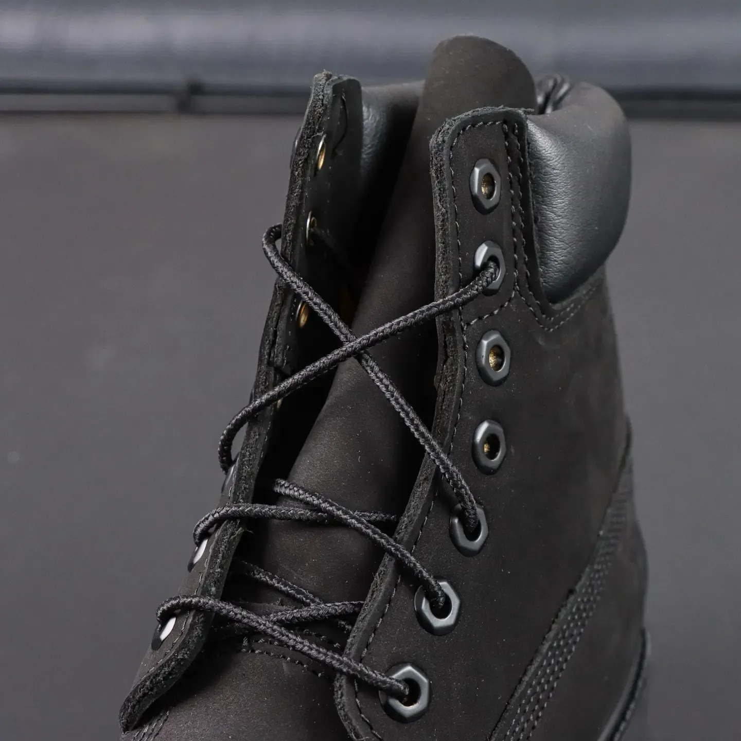 Timberland Classic Outdoor Short Barrel Versatile Work Boots Black - Image 15