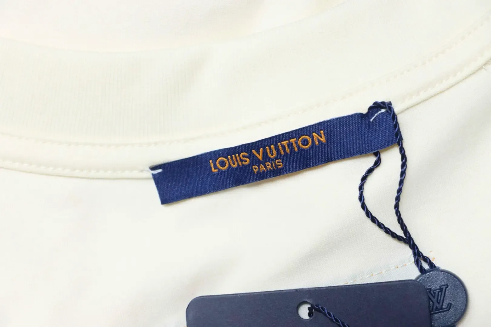 LU Short-Sleeved Top With Small Blue Floral And Letter Embroidery - Image 10