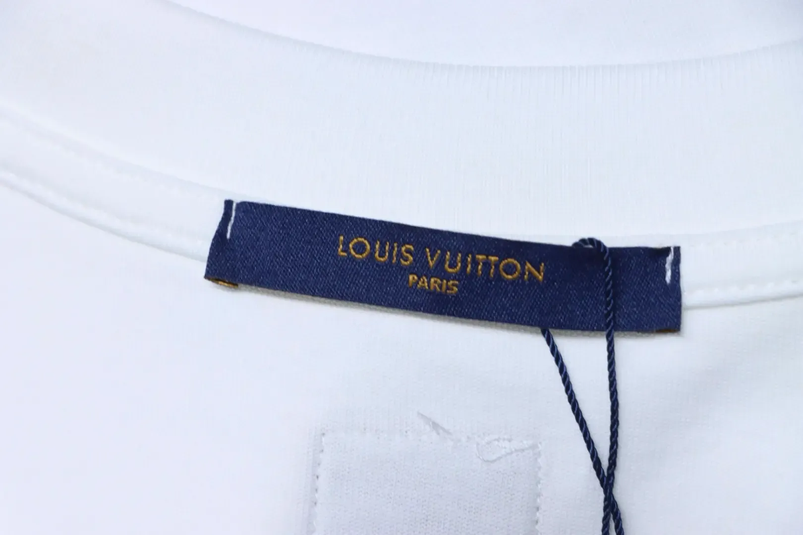 LU T-Shirt with a tropical animal motif for the fashion show celebrating the Year of the Horse - etkick reps