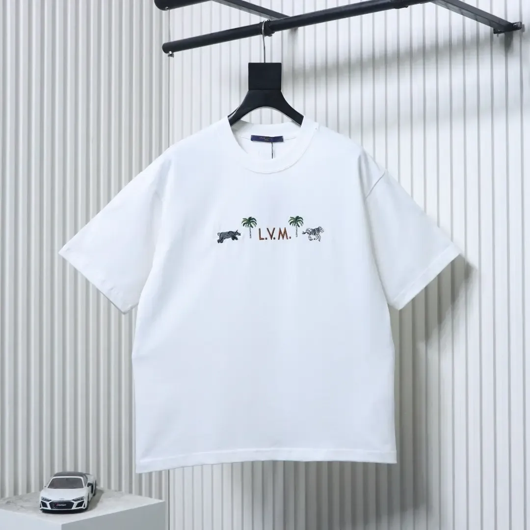 LU T-Shirt with a tropical animal motif for the fashion show celebrating the Year of the Horse - etkick reps