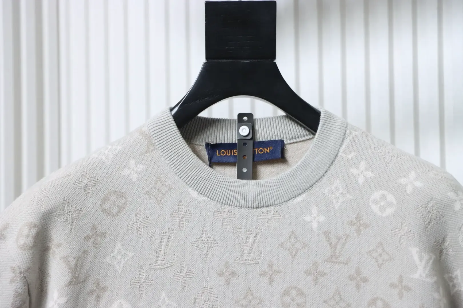 LU T-shirts Top With An All-Over Jacquard Knit Pattern - Image 3