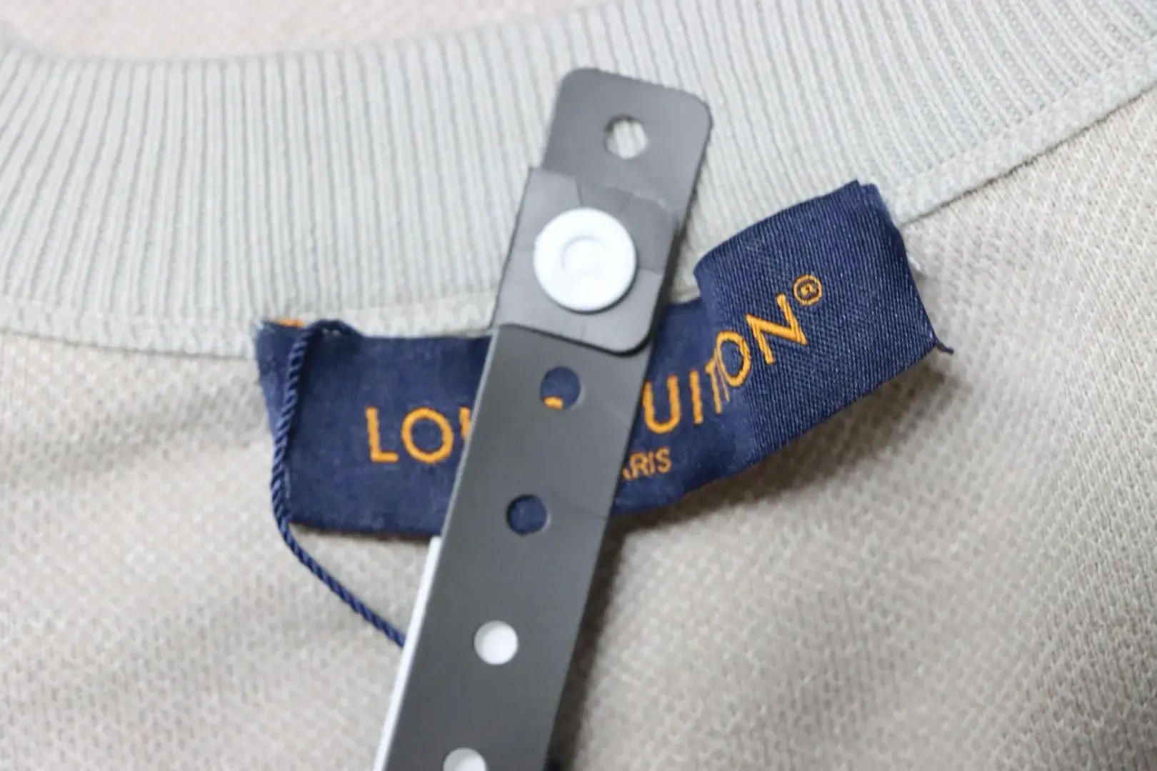 LU T-shirts Top With An All-Over Jacquard Knit Pattern - Image 9