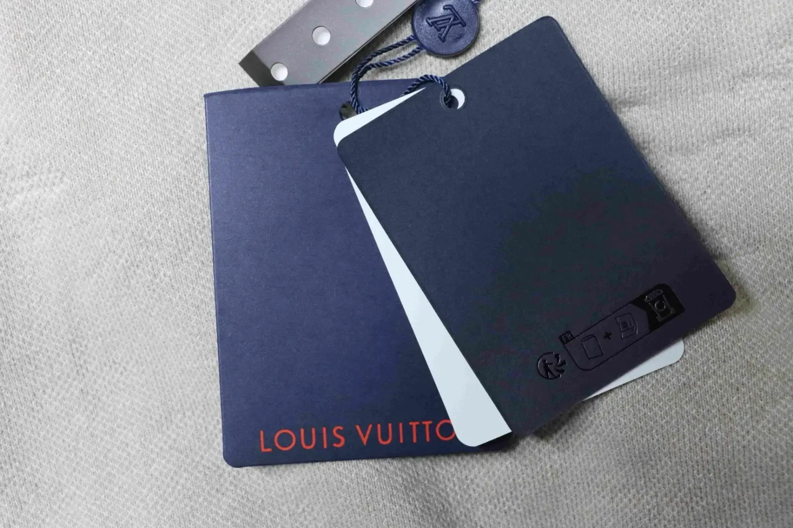 LU T-shirts Top With An All-Over Jacquard Knit Pattern - Image 10