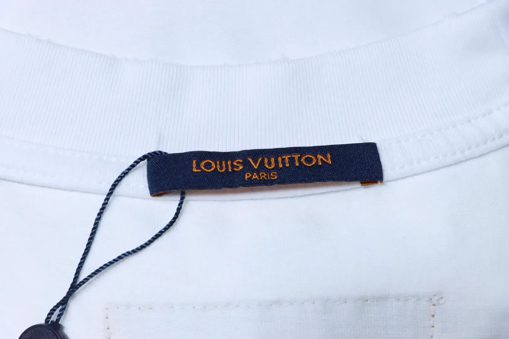 New For 2026 – Unisex T-Shirt With Embroidered Logo On The Front And Back - etkick reps