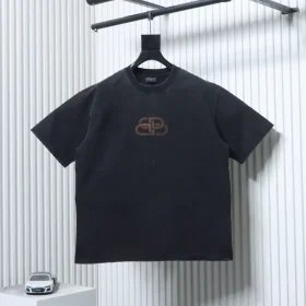 Balenciaga short-sleeved T-shirt with snowflake pattern, rips and castle print in heavy material