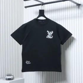 Durable, short-sleeved T-shirt with embroidered logo