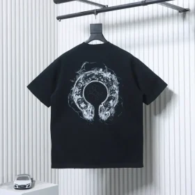 Horseshoe embroidery, paint splatter effect, ripped short-sleeved T-shirt